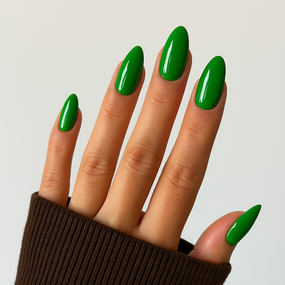 Skogsgrön – Klar och intensiv skogsgrön nyans med krämig finish / polygel på modellhand – Salongskvalitet UV/LED-polygel – Mandel-formade naglar