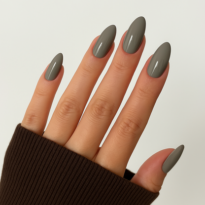 Skiffergrå – Slate – Sval skiffergrå nyans som ger en sofistikerad och tidlös look / dipping-pulver-powder-akryl-pulver på modellhand – Salongskvalitet material – Mandel-formade naglar
