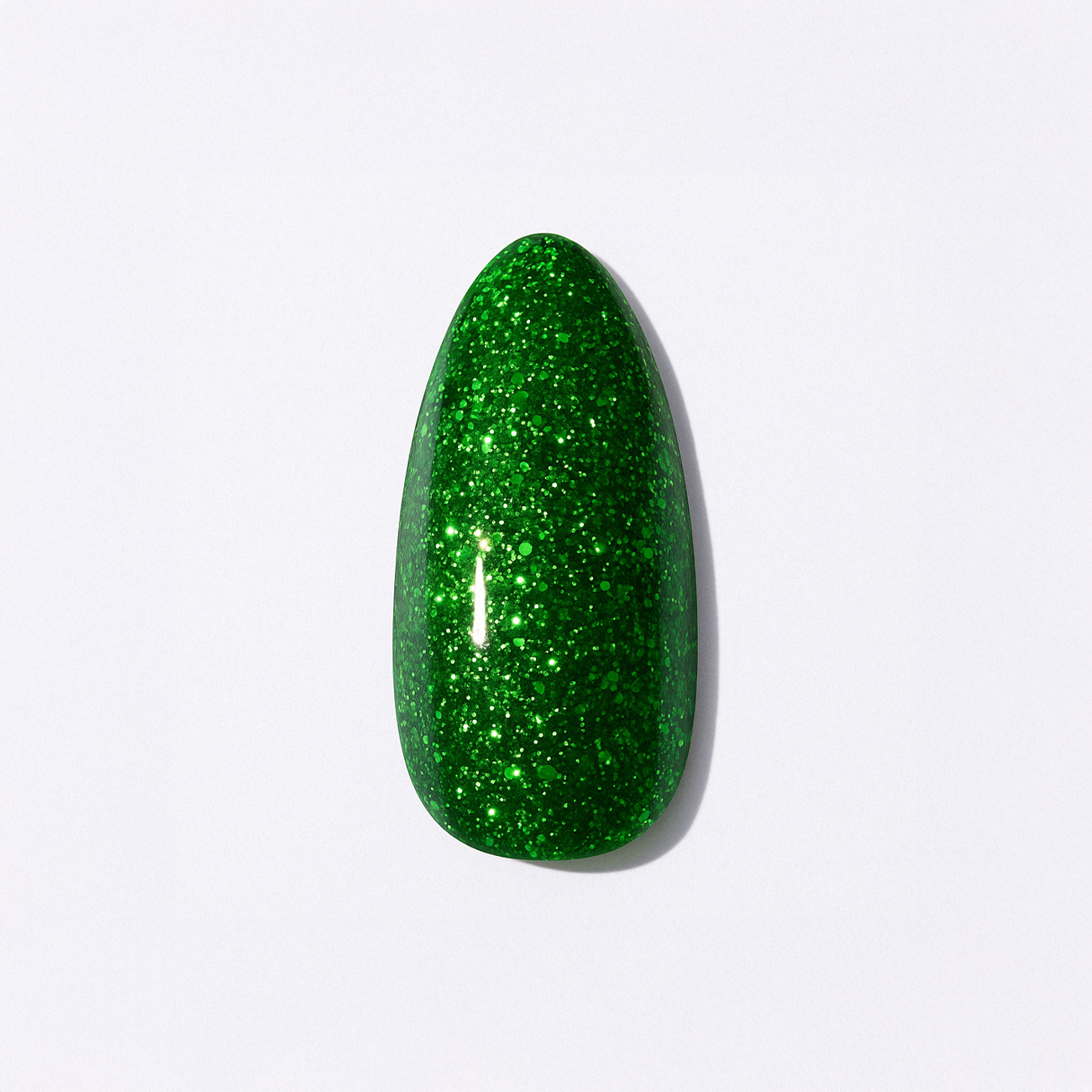 Smaragdgrön – Djup smaragdgrön färg med glitter som fångar ljuset / polygel – Högpigmenterat UV/LED-material för salonger – Nagelfärgvisning (nail swatch)