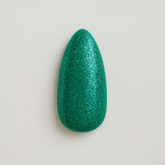 Smaragdgrön – Glittrande smaragdgrön nyans med djup lyster / polygel – Högpigmenterat UV/LED-material för salonger – Nagelfärgvisning (nail swatch)