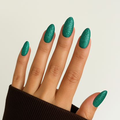 Smaragdgrön – Glittrande smaragdgrön nyans med djup lyster / polygel på modellhand – Salongskvalitet UV/LED-polygel – Mandel-formade naglar