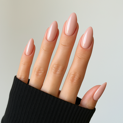 Soft Nude Glitter – Mjuk nude med diskret glitter / skimrande gellack / gel polish på modellhand – Salongskvalitet UV/LED-nagellack – Mandel-formade naglar