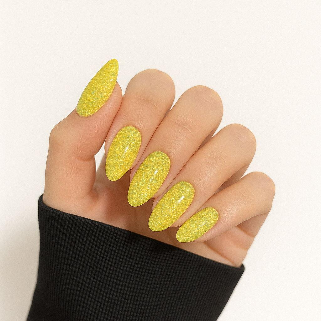 Citrongul – Stark citrongul nyans med gnistrande mikroglitter / polygel på modellhand – Salongskvalitet UV/LED-polygel – Mandel-formade naglar