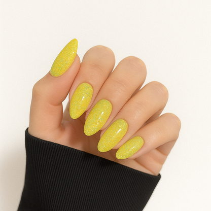 Citrongul – Stark citrongul nyans med gnistrande mikroglitter / polygel på modellhand – Salongskvalitet UV/LED-polygel – Mandel-formade naglar