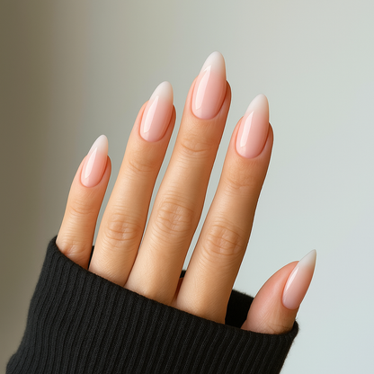 Ljusrosa – Transparent ljusrosa nyans med mjuk glans / polygel på modellhand – Salongskvalitet UV/LED-polygel – Mandel-formade naglar