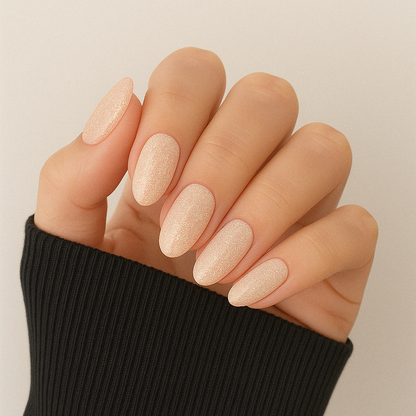 Aprikosbeige – Varm aprikosbeige nyans med fint holografiskt glitter / polygel på modellhand – Salongskvalitet UV/LED-polygel – Mandel-formade naglar