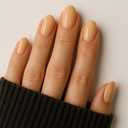 Karamell – Varm karamellfärgad nyans med krämig finish / polygel på modellhand – Salongskvalitet UV/LED-polygel – Mandel-formade naglar
